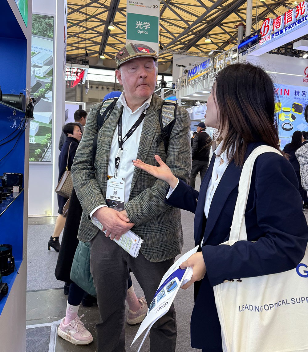 激埃特現場工作人員為參觀者講解